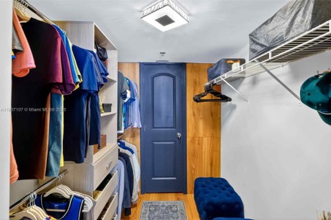 Condo in Miami, Florida, 1 bedroom  № 1963811 - photo 8