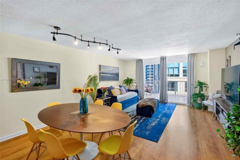 Condo in Miami, Florida, 1 bedroom  № 1963811 - photo 16