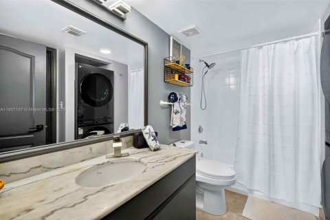 Condo in Miami, Florida, 1 bedroom  № 1963811 - photo 10