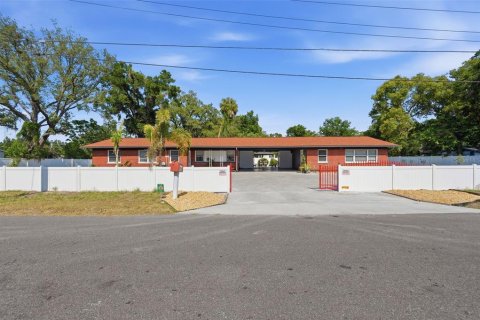 Casa en venta en Tampa, Florida, 5 dormitorios, 205.13 m2 № 2234462 - foto 3