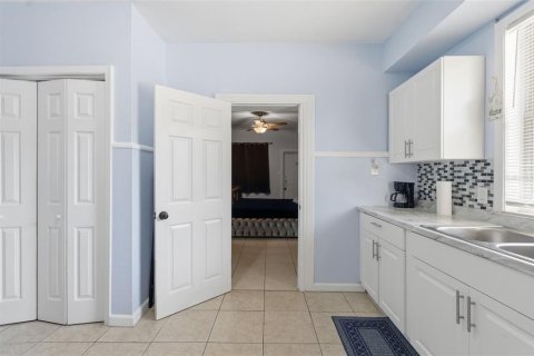 Casa en venta en Tampa, Florida, 5 dormitorios, 205.13 m2 № 2234462 - foto 7
