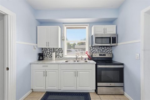 Casa en venta en Tampa, Florida, 5 dormitorios, 205.13 m2 № 2234462 - foto 8