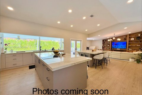 House in Miami, Florida 5 bedrooms, 285.4 sq.m. № 2040899