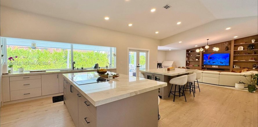 House in Miami, Florida 5 bedrooms, 285.4 sq.m. № 2040899