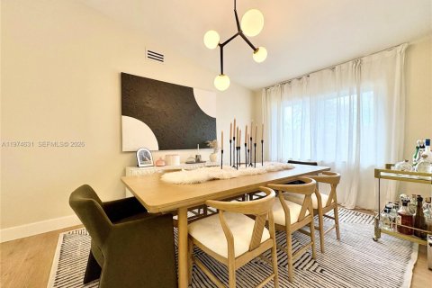 House in Miami, Florida 5 bedrooms, 285.4 sq.m. № 2040899 - photo 3