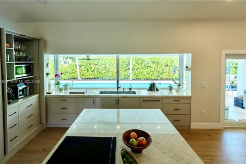 House in Miami, Florida 5 bedrooms, 285.4 sq.m. № 2040899 - photo 15