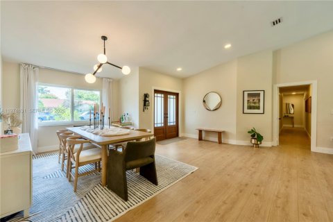 House in Miami, Florida 5 bedrooms, 285.4 sq.m. № 2040899 - photo 24