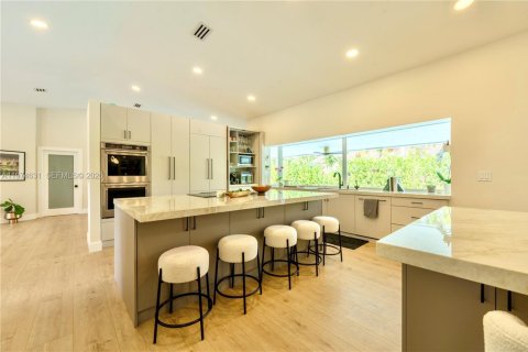 House in Miami, Florida 5 bedrooms, 285.4 sq.m. № 2040899 - photo 17