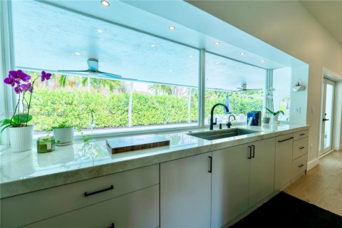 House in Miami, Florida 5 bedrooms, 285.4 sq.m. № 2040899 - photo 13