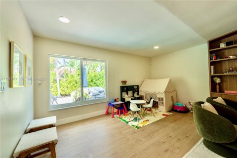 House in Miami, Florida 5 bedrooms, 285.4 sq.m. № 2040899 - photo 23