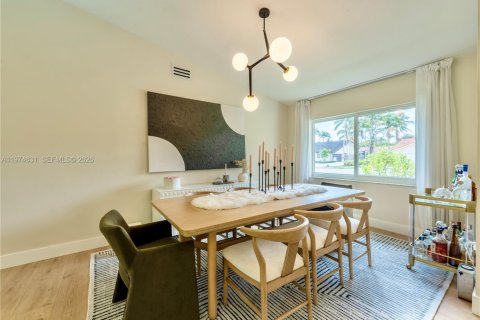 House in Miami, Florida 5 bedrooms, 285.4 sq.m. № 2040899 - photo 10