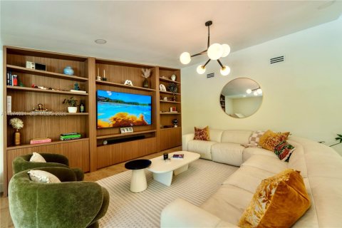 House in Miami, Florida 5 bedrooms, 285.4 sq.m. № 2040899 - photo 22