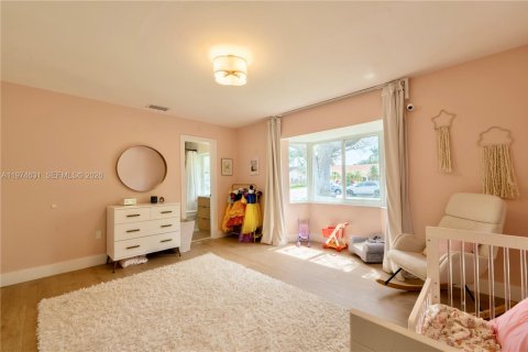 House in Miami, Florida 5 bedrooms, 285.4 sq.m. № 2040899 - photo 30