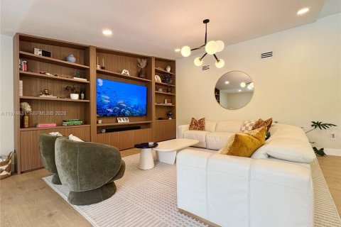 House in Miami, Florida 5 bedrooms, 285.4 sq.m. № 2040899 - photo 6