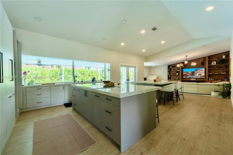 House in Miami, Florida 5 bedrooms, 285.4 sq.m. № 2040899 - photo 12