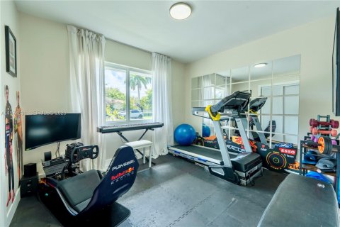 House in Miami, Florida 5 bedrooms, 285.4 sq.m. № 2040899 - photo 21