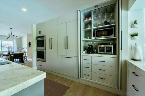 House in Miami, Florida 5 bedrooms, 285.4 sq.m. № 2040899 - photo 14