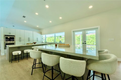 House in Miami, Florida 5 bedrooms, 285.4 sq.m. № 2040899 - photo 18