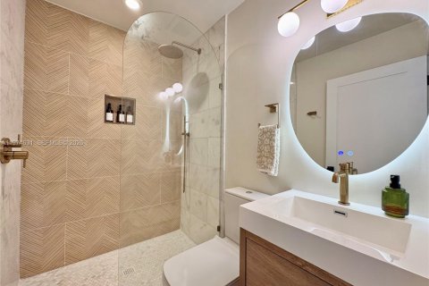 House in Miami, Florida 5 bedrooms, 285.4 sq.m. № 2040899 - photo 5