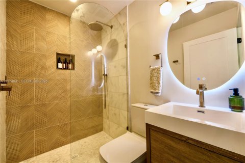 House in Miami, Florida 5 bedrooms, 285.4 sq.m. № 2040899 - photo 20