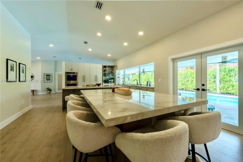 House in Miami, Florida 5 bedrooms, 285.4 sq.m. № 2040899 - photo 19