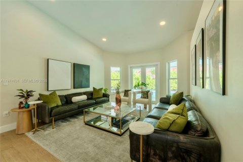 House in Miami, Florida 5 bedrooms, 285.4 sq.m. № 2040899 - photo 11