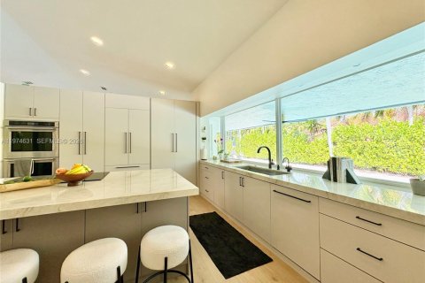 House in Miami, Florida 5 bedrooms, 285.4 sq.m. № 2040899 - photo 4