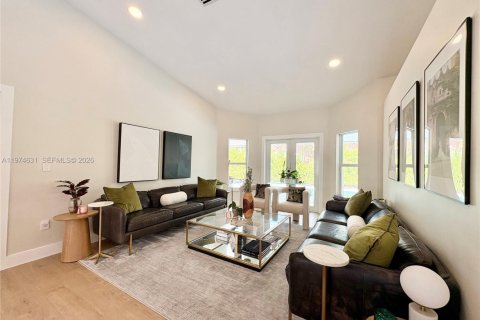 House in Miami, Florida 5 bedrooms, 285.4 sq.m. № 2040899 - photo 2