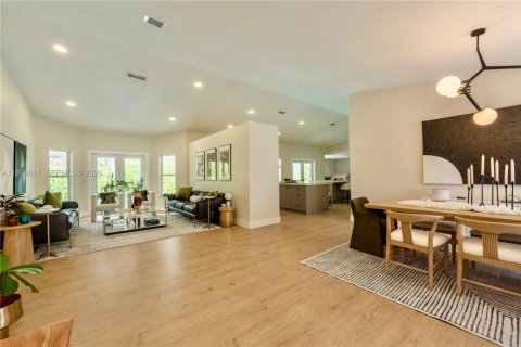 House in Miami, Florida 5 bedrooms, 285.4 sq.m. № 2040899 - photo 9