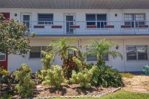 Condo in Saint Petersburg, Florida, 2 bedrooms  № 2196660 - photo 2