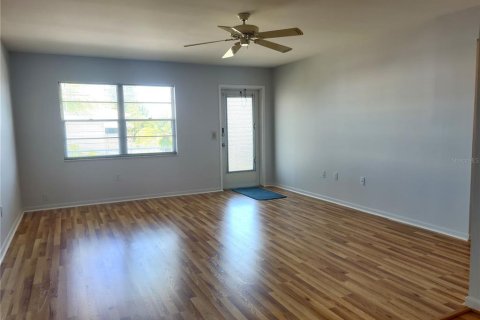 Condo in Saint Petersburg, Florida, 2 bedrooms  № 2196660 - photo 8