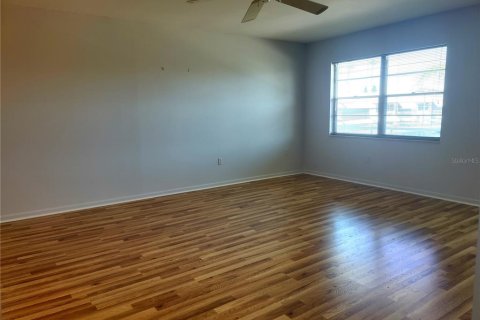 Condo in Saint Petersburg, Florida, 2 bedrooms  № 2196660 - photo 9