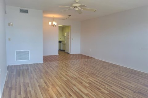 Condo in Saint Petersburg, Florida, 2 bedrooms  № 2196660 - photo 7