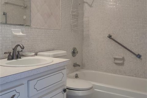 Condo in Saint Petersburg, Florida, 2 bedrooms  № 2196660 - photo 14