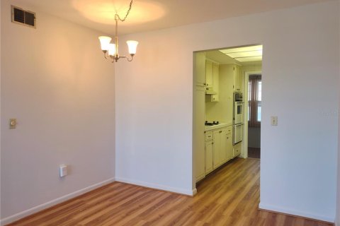 Condo in Saint Petersburg, Florida, 2 bedrooms  № 2196660 - photo 23
