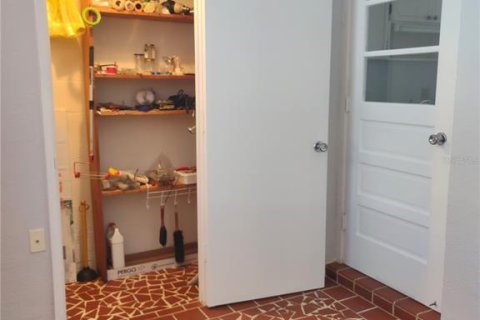 Condo in Saint Petersburg, Florida, 2 bedrooms  № 2196660 - photo 29