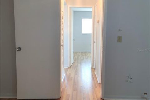 Condo in Saint Petersburg, Florida, 2 bedrooms  № 2196660 - photo 11