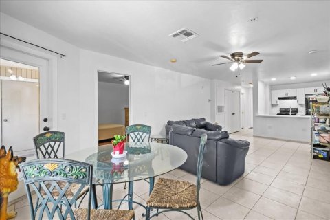 Condo in Gainesville, Florida, 4 bedrooms № 2236391 - photo 13