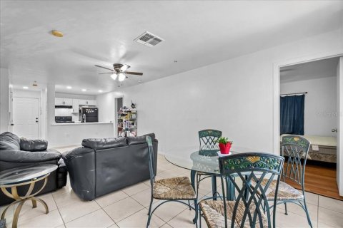 Condo in Gainesville, Florida, 4 bedrooms № 2236391 - photo 12