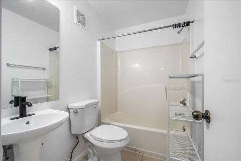 Condo in Gainesville, Florida, 4 bedrooms № 2236391 - photo 29