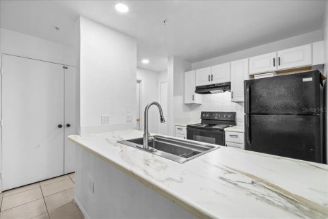 Condo in Gainesville, Florida, 4 bedrooms № 2236391 - photo 10