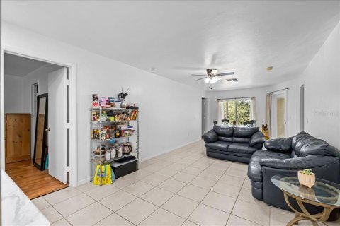 Condo in Gainesville, Florida, 4 bedrooms № 2236391 - photo 11
