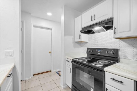 Condo in Gainesville, Florida, 4 bedrooms № 2236391 - photo 9