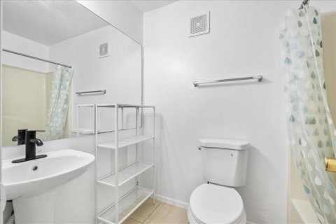 Condo in Gainesville, Florida, 4 bedrooms № 2236391 - photo 23