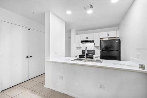 Condo in Gainesville, Florida, 4 bedrooms № 2236391 - photo 8