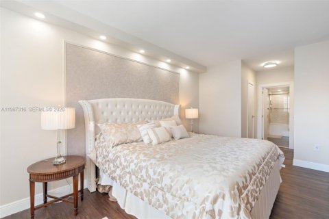 Condo in Hallandale Beach, Florida, 2 bedrooms  № 2028502 - photo 7