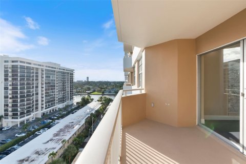Condo in Hallandale Beach, Florida, 2 bedrooms  № 2028502 - photo 24