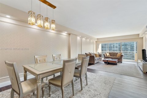 Condo in Hallandale Beach, Florida, 2 bedrooms  № 2028502 - photo 2