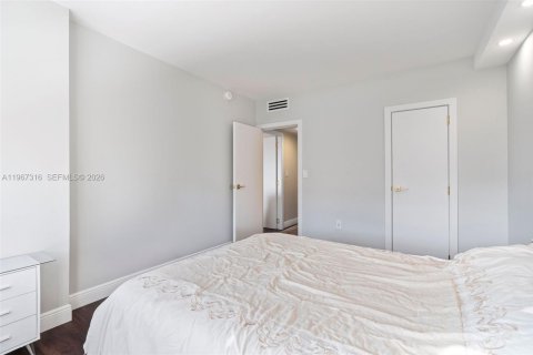 Condo in Hallandale Beach, Florida, 2 bedrooms  № 2028502 - photo 19