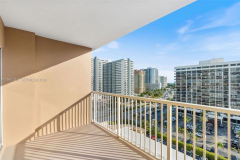 Condo in Hallandale Beach, Florida, 2 bedrooms  № 2028502 - photo 23
